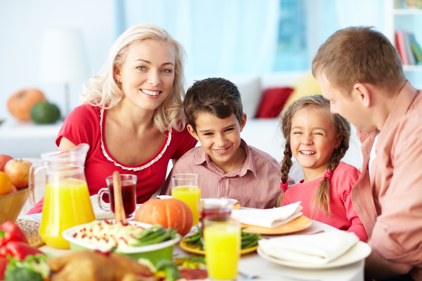 Почему дети любили ужинать со взрослыми. Семья за столом. Семейный завтрак. Семейный обед. Ужин в кругу семьи.