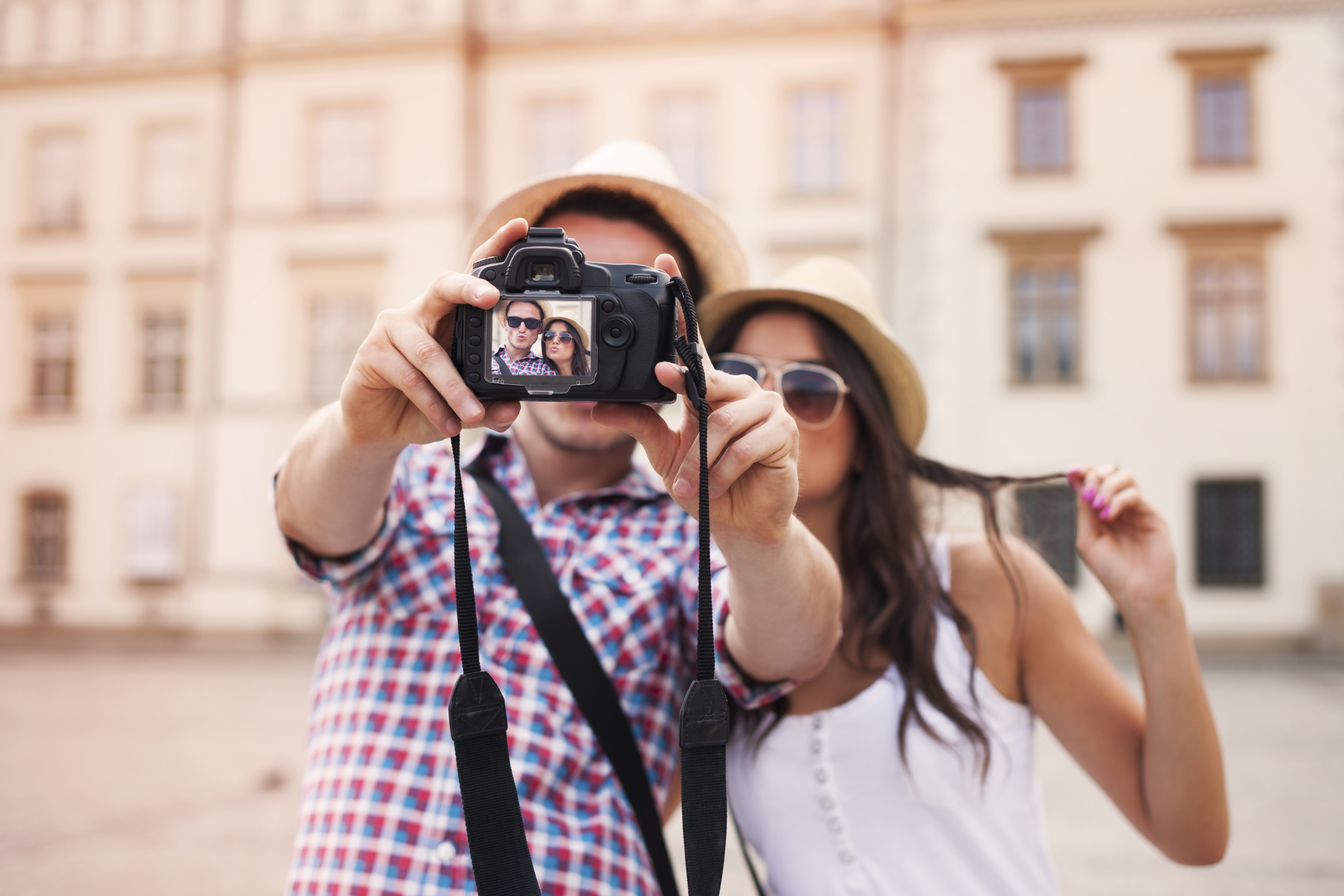 Like camera. Фотографирует пару. Пара фотографируется. Девушка фотографирует пару. Человечек пара фоткает.